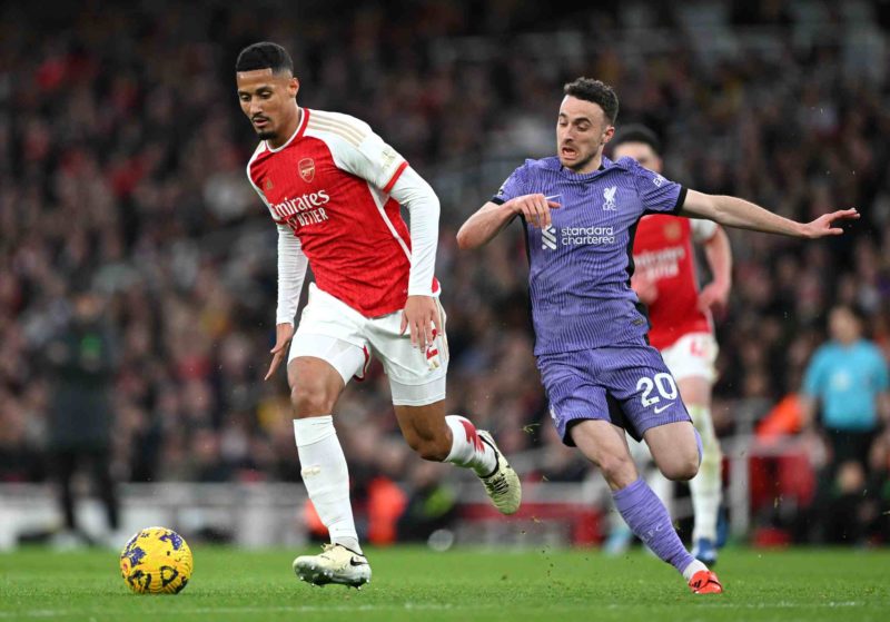 LONDON, ENGLAND - FEBRUARY 04: William Saliba of Arsenal runs with the ball whilst under pressure from Diogo Jota of Liverpool during the Premier League match between Arsenal FC and Liverpool FC at Emirates Stadium on February 04, 2024 in London, England. (Photo by Shaun Botterill/Getty Images)