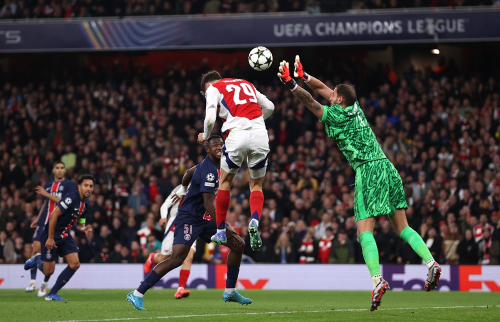 LONDON, ENGLAND: Kai Havertz of Arsenal scores his team's first goal against Gianluigi Donnarumma of Paris Saint-Germain (obscured) during the UEFA Champions League 2024/25 League Phase MD2 match between Arsenal FC and Paris Saint-Germain at Emirates Stadium on October 01, 2024. (Photo by Julian Finney/Getty Images)