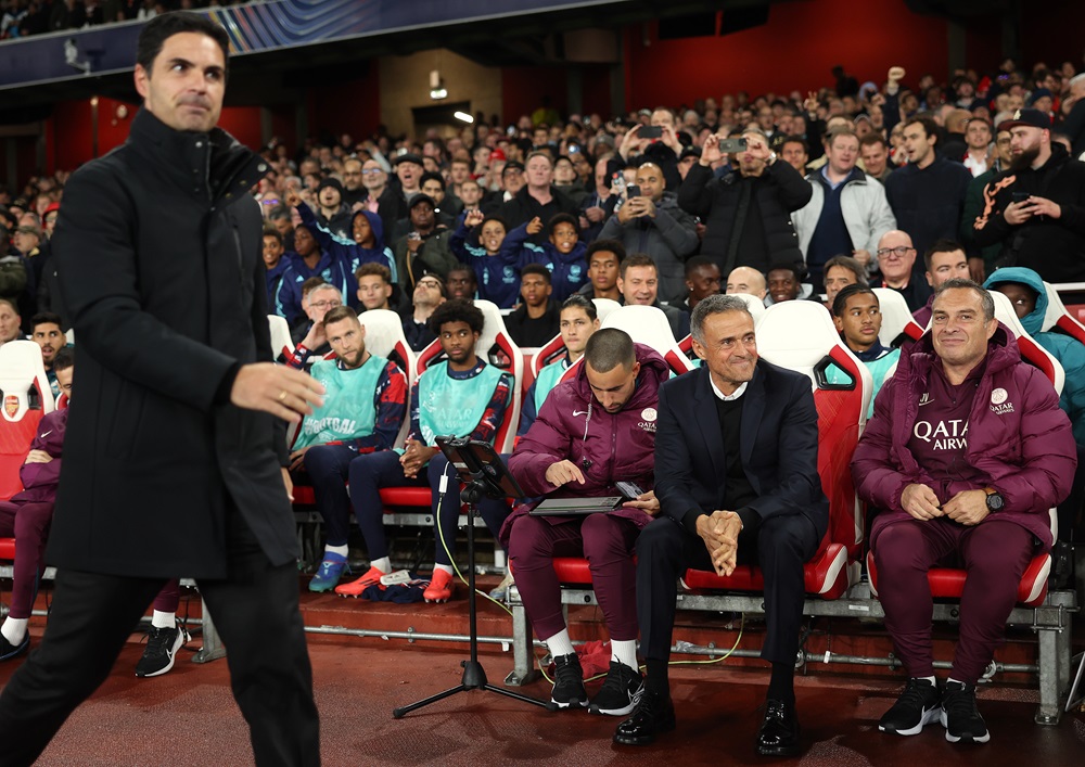 LONDON, ENGLAND: Luis Enrique, Head Coach of Paris Saint-Germain looks on as Mikel Arteta Arsenal manager walks past during the UEFA Champions League 2024/25 League Phase MD2 match between Arsenal FC and Paris Saint-Germain at on October 01, 2024. (Photo by Julian Finney/Getty Images)