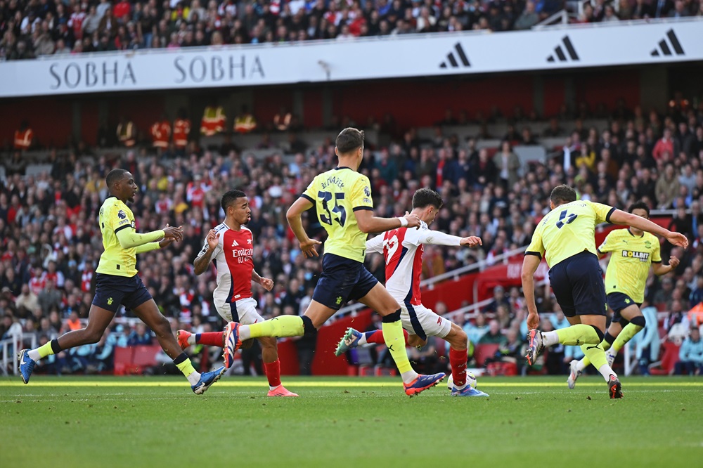 LONDON, ENGLAND: Kai Havertz of Arsenal scores his team's first goal during the Premier League match between Arsenal FC and Southampton FC at Emirates Stadium on October 05, 2024. (Photo by Shaun Botterill/Getty Images)