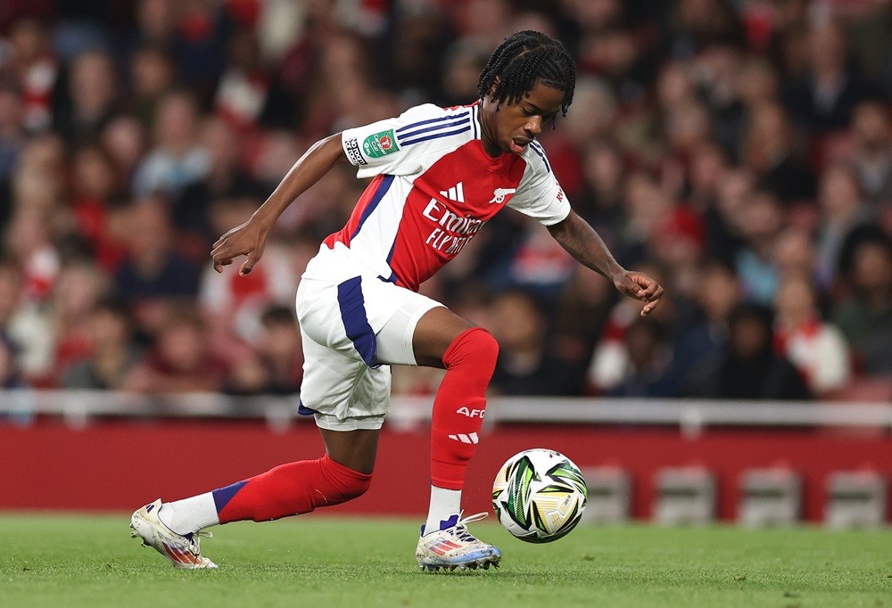 LONDON, ENGLAND: Josh Nichols of Arsenal controls the ball during the Carabao Cup Third Round match between Arsenal and Bolton Wanderers at Emirates Stadium on September 25, 2024. (Photo by Ryan Pierse/Getty Images)