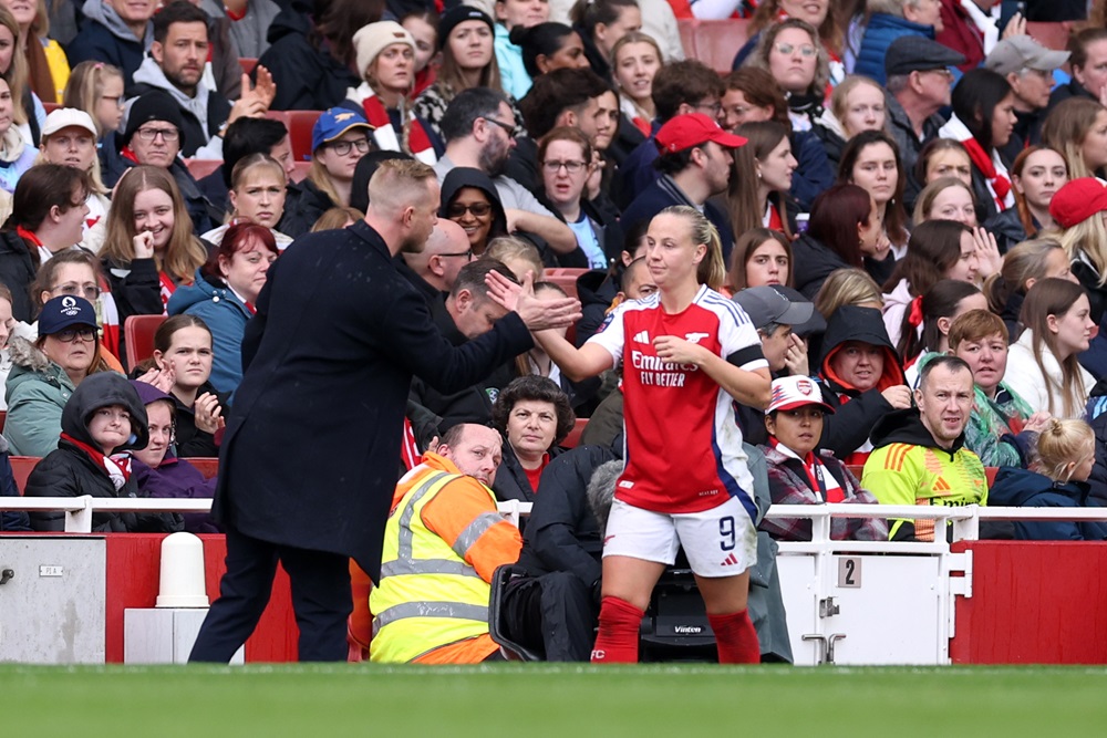 LONDON, ENGLAND: Beth Mead of Arsenal interacts with Jonas Eidevall, Manager of Arsenal, as she is substituted during the Barclays Women's Super League match between Arsenal and Chelsea at Emirates Stadium on October 12, 2024. (Photo by Naomi Baker/Getty Images)