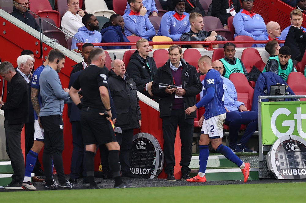 BRENTFORD, ENGLAND: Harry Clarke of Ipswich Town leaves the pitch after being shown a red card following a second yellow card for a foul on Keane Lewis-Potter of Brentford (not pictured) during the Premier League match between Brentford FC and Ipswich Town FC at Gtech Community Stadium on October 26, 2024. (Photo by Ryan Pierse/Getty Images)