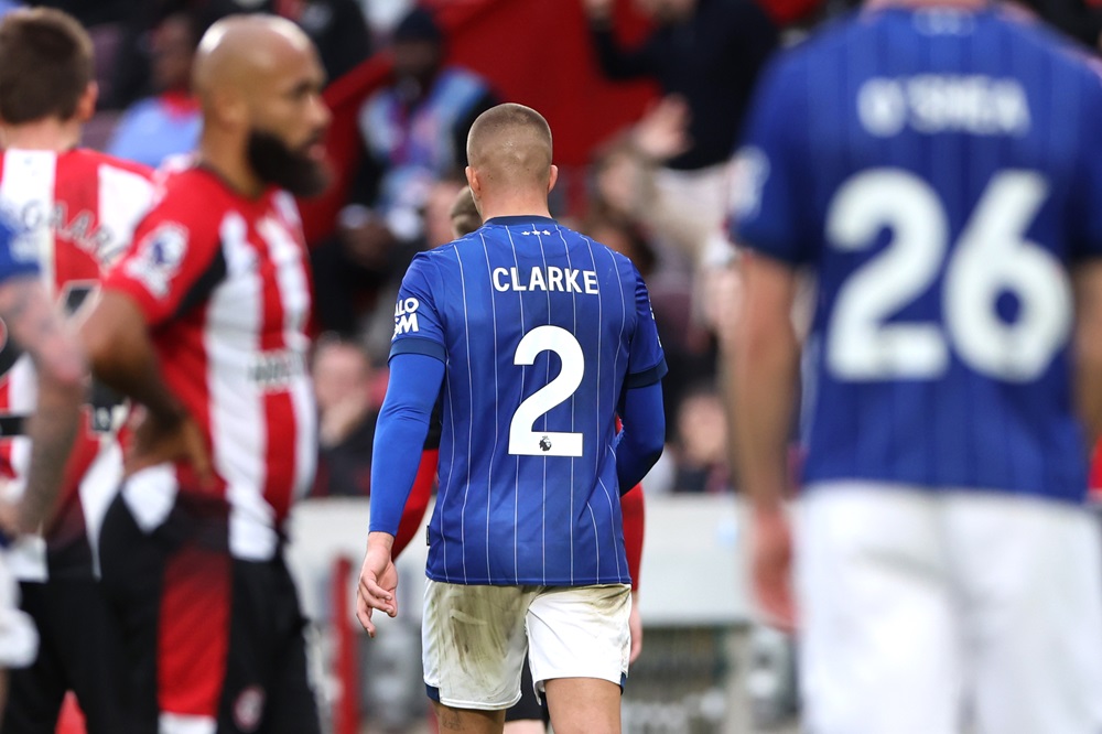 BRENTFORD, ENGLAND: Harry Clarke of Ipswich Town leaves the pitch after being shown a red card following a second yellow card for a foul on Keane Lewis-Potter of Brentford (not pictured) during the Premier League match between Brentford FC and Ipswich Town FC at Gtech Community Stadium on October 26, 2024. (Photo by Alex Pantling/Getty Images)