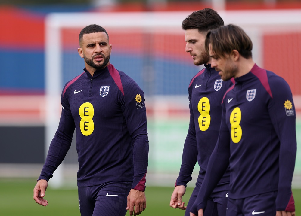 BURTON-UPON-TRENT, ENGLAND: Kyle Walker, Declan Rice and Jack Grealish of England talk during a training session at St Georges Park on October 08, 2024. (Photo by Carl Recine/Getty Images)