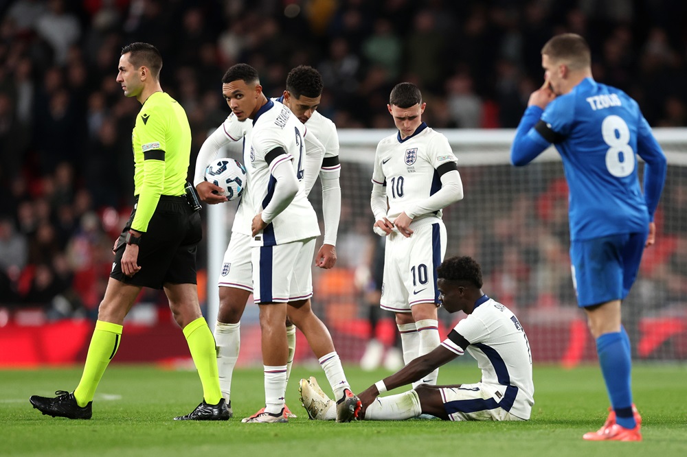 LONDON, ENGLAND: Bukayo Saka of England goes down with an injury before being substituted during the UEFA Nations League 2024/25 League B Group B2 match between England and Greece at Wembley Stadium on October 10, 2024. (Photo by Julian Finney/Getty Images)