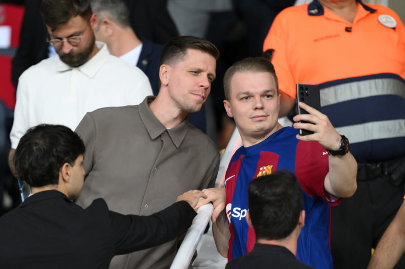 BARCELONA, SPAIN - OCTOBER 01: Wojciech Szczesny of FC Barcelona poses for a selfie with a fan, prior to the UEFA Champions League 2024/25 League Phase MD2 match between FC Barcelona and BSC Young Boys at Estadi Olimpic Lluis Companys on October 01, 2024 in Barcelona, Spain. (Photo by David Ramos/Getty Images)