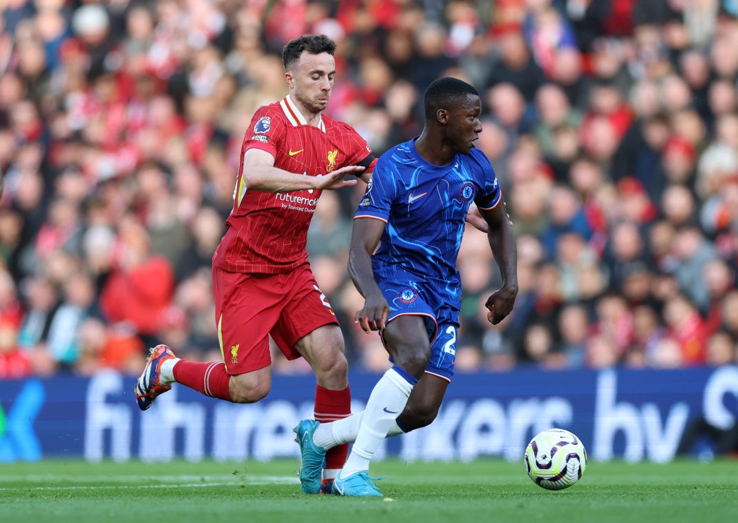 LIVERPOOL, ENGLAND - OCTOBER 20: Moises Caicedo of Chelsea runs with the ball whilst under pressure from Diogo Jota of Liverpool during the Premier League match between Liverpool FC and Chelsea FC at Anfield on October 20, 2024 in Liverpool, England. (Photo by Carl Recine/Getty Images)