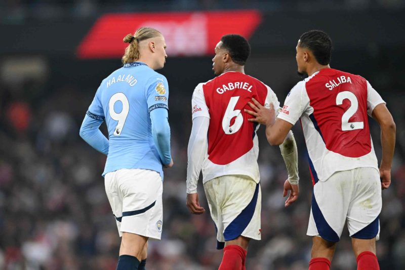 MANCHESTER, ENGLAND - SEPTEMBER 22: Erling Haaland of Manchester City clashes with Gabriel and William Saliba of Arsenal during the Premier League match between Manchester City FC and Arsenal FC at Etihad Stadium on September 22, 2024 in Manchester, England. (Photo by Michael Regan/Getty Images)