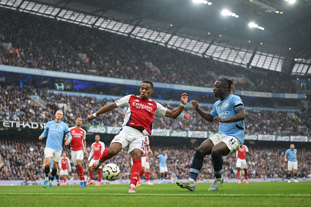 MANCHESTER, ENGLAND: Jurrien Timber of Arsenal shoots whilst under pressure from Jeremy Doku of Manchester City during the Premier League match between Manchester City FC and Arsenal FC at Etihad Stadium on September 22, 2024. (Photo by Michael Regan/Getty Images)