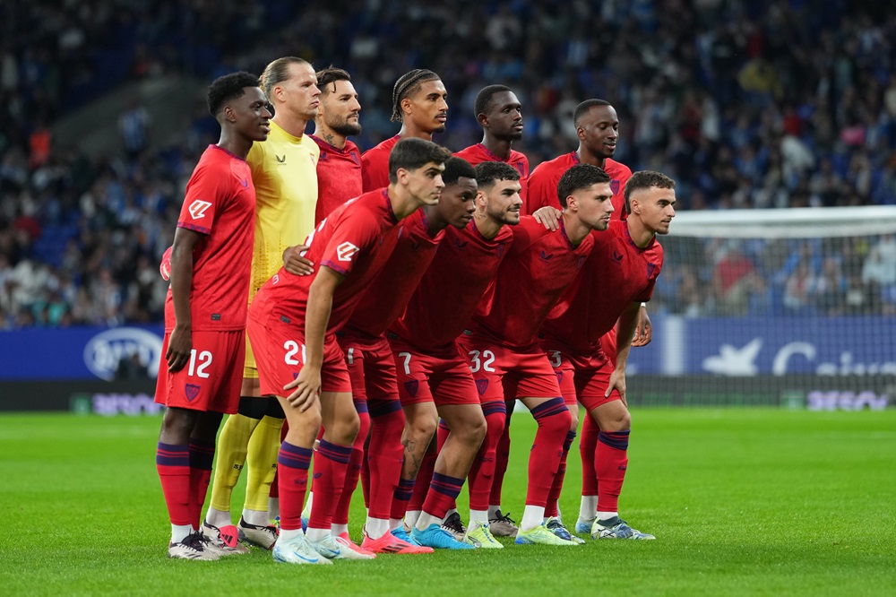 BARCELONA, SPAIN: Sevilla FC players pose for a photo on pitch prior to the LaLiga match between RCD Espanyol de Barcelona and Sevilla FC at RCDE Stadium on October 25, 2024. (Photo by Alex Caparros/Getty Images)