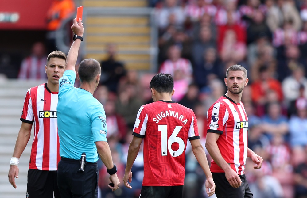 SOUTHAMPTON, ENGLAND: Referee, Stuart Attwell shows a red card to Jack Stephens of Southampton after fouling Alejandro Garnacho of Manchester United (not pictured) during the Premier League match between Southampton FC and Manchester United FC at St Mary's Stadium on September 14, 2024. (Photo by Ryan Hiscott/Getty Images)