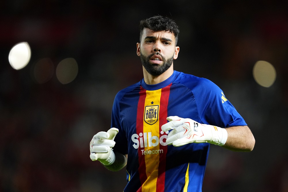 MURCIA, SPAIN: David Raya of Spain looks on during the warm up prior to the UEFA Nations League 2024/25 League A Group A4 match between Spain and Denmark at Nueva Condomina on October 12, 2024. (Photo by Mateo Villalba Sanchez/Getty Images)