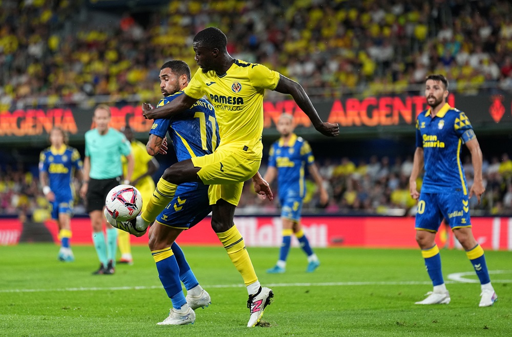 VILLARREAL, SPAIN: Nicolas Pepe of Villarreal CF controls the ball whilst under pressure from Benito Ramirez of UD Las Palmas during the LaLiga match between Villarreal CF and UD Las Palmas at Estadio de la Ceramica on September 30, 2024. (Photo by Aitor Alcalde/Getty Images)