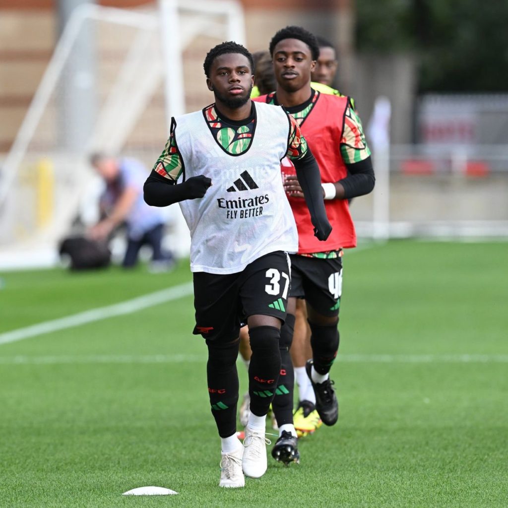 Nathan Butler-Oyedeji warms up with the Arsenal u21s (Photo via Arsenal Academy on Twitter)