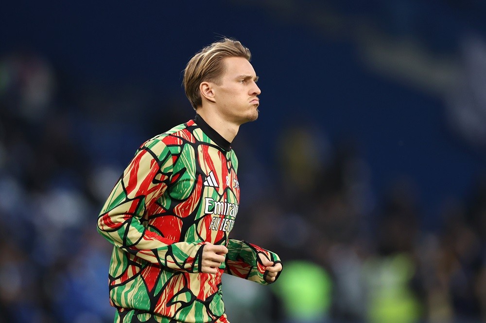 LONDON, ENGLAND: Martin Odegaard of Arsenal warms up prior to the Premier League match between Chelsea FC and Arsenal FC at Stamford Bridge on November 10, 2024. (Photo by Ryan Pierse/Getty Images)