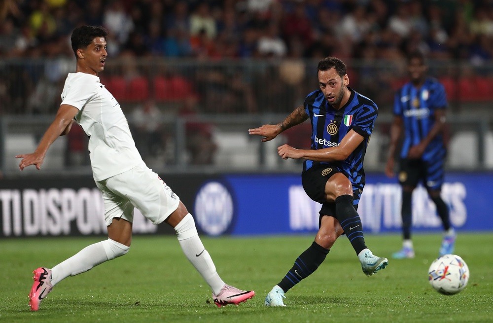 MONZA, ITALY: Hakan Calhanoglu of FC Internazionale in action during the pre-season friendly match between FC Internazionale and Al Ithihad at Stadio Brianteo on August 07, 2024. (Photo by Marco Luzzani/Getty Images)