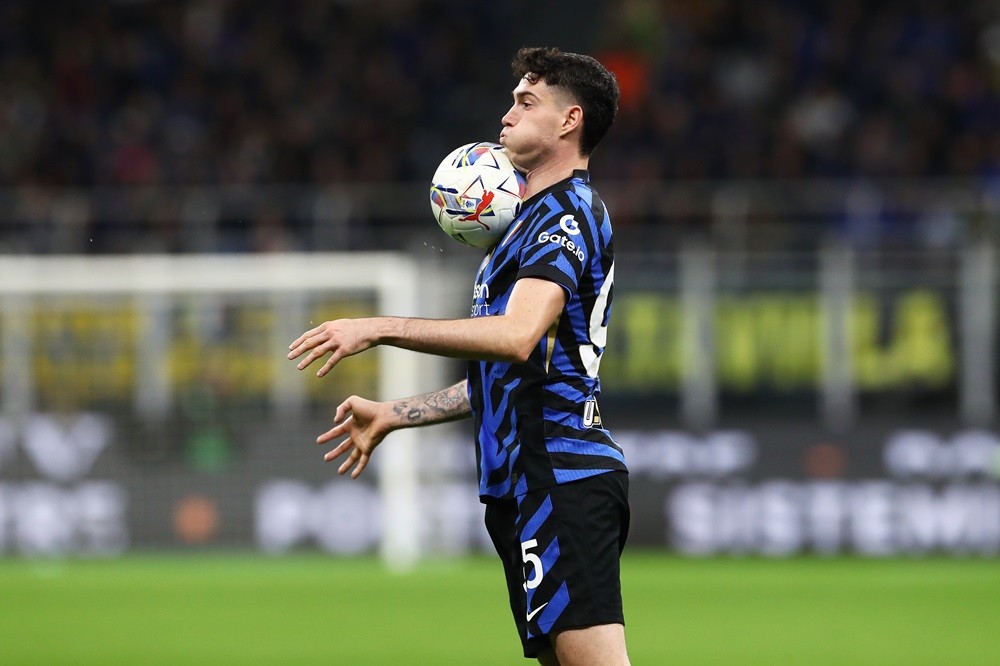 MILAN, ITALY: Alessandro Bastoni of FC Internazionale controls the ball during the Serie A match between FC Internazionale and Torino at Stadio Giuseppe Meazza on October 05, 2024. (Photo by Marco Luzzani/Getty Images)