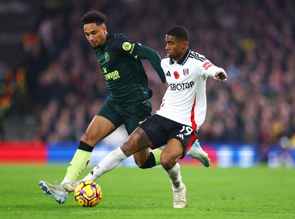 LONDON, ENGLAND: Kevin Schade of Brentford challenges Reiss Nelson of Fulham during the Premier League match between Fulham FC and Brentford FC at Craven Cottage on November 04, 2024. (Photo by Clive Rose/Getty Images)