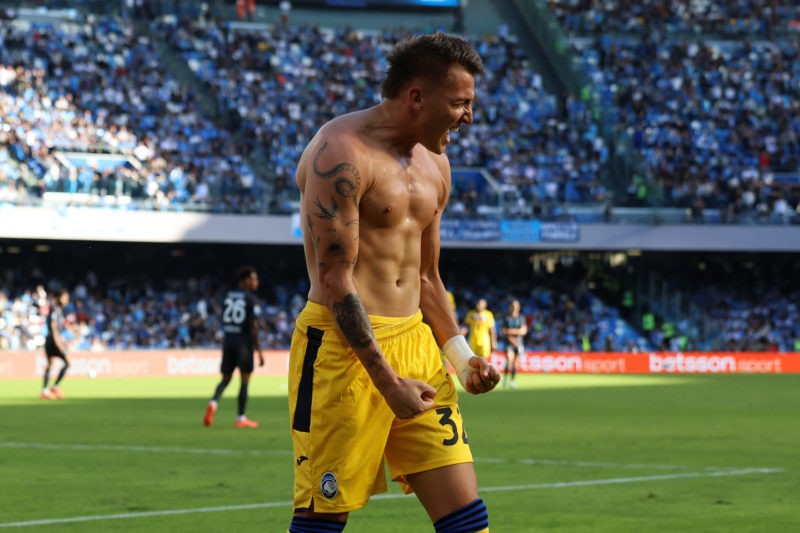 NAPLES, ITALY - NOVEMBER 03: Mateo Retegui of Atalanta celebrates after scoring his side third goal during the Serie A match between Napoli and Atalanta at Stadio Diego Armando Maradona on November 03, 2024 in Naples, Italy. (Photo by Francesco Pecoraro/Getty Images)