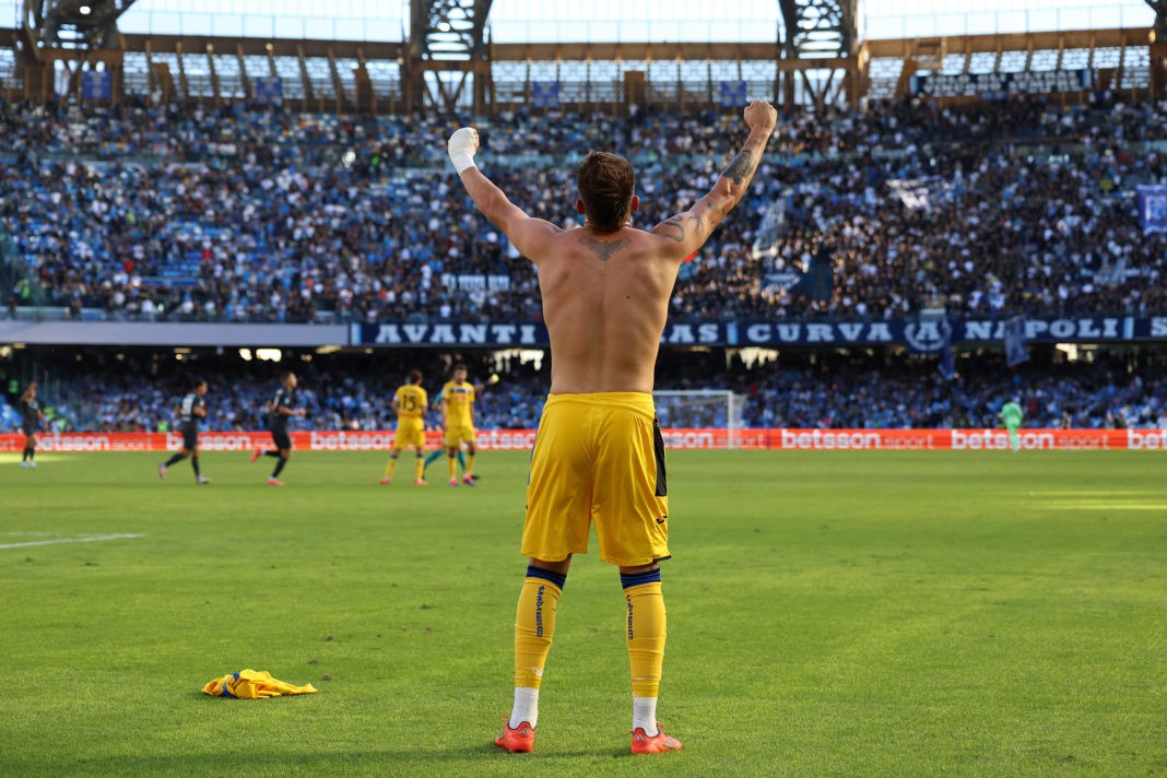 NAPLES, ITALY - NOVEMBER 03: Mateo Retegui of Atalanta celebrates after scoring his side third goal during the Serie A match between Napoli and Atalanta at Stadio Diego Armando Maradona on November 03, 2024 in Naples, Italy. (Photo by Francesco Pecoraro/Getty Images)